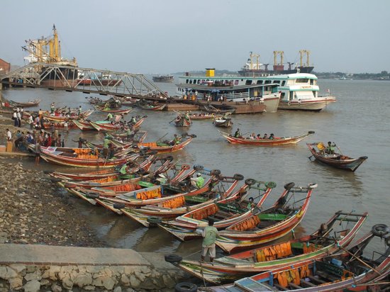 达拉民众热烈盼望仰光河上的大桥能尽早出现