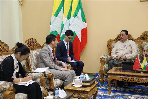 驻缅甸大使洪亮会见缅甸电力与能源部部长温楷