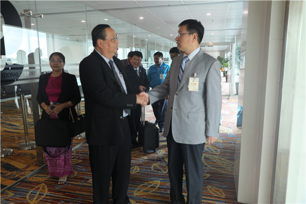 洪亮大使为缅甸电力与能源部部长温楷访华送行