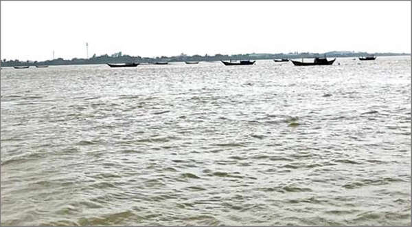 在勃固河上不遵守有关法规的渔夫们