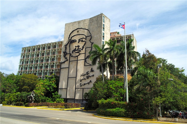 作为缅甸政府特使，国务资政部部长前往古巴哈瓦那市访问