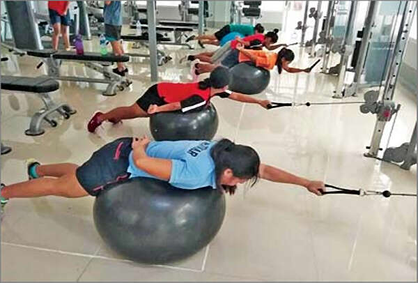 缅甸大学游泳选手备战东南亚大学生运动会