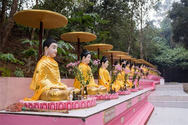 缅甸寺庙实拍：当地人都是用鲜花供奉佛像，从来不点香