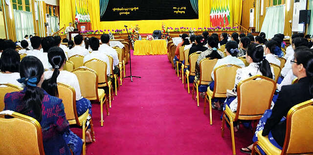 缅甸教育部长所说的大专院校学生人数