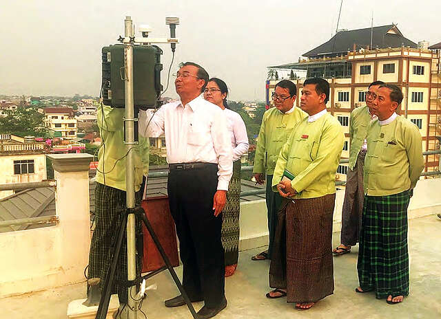 缅甸环保部长前往大其力地区视察越境烟雾弥漫事件
