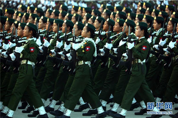 缅甸举行建军节阅兵式 女兵展示潇洒英姿