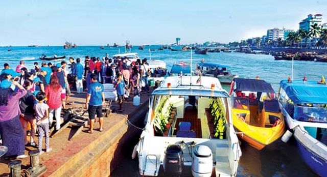 为参与海岛泼水节活动游客们云集丹老群岛