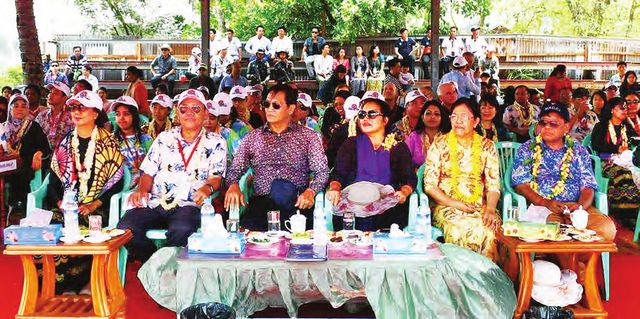 驻缅甸的外国时节与家属们与缅甸民众一道欢度泼水节