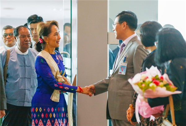 洪亮大使迎接昂山素季国务资政访华回国