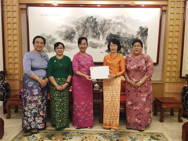 驻缅甸大使夫人王雪鸿代表使馆向缅甸妇女儿童发展基金会捐款
