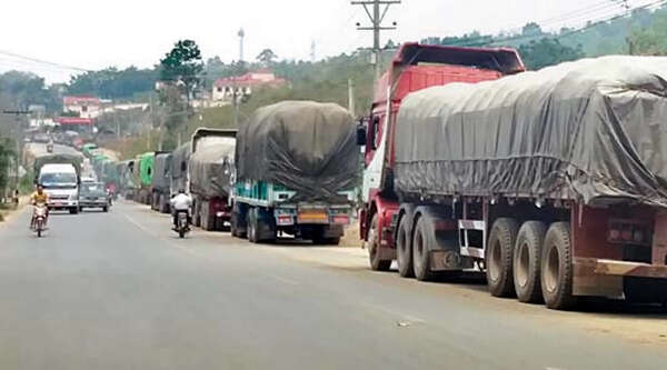 由缅甸进入中国的货车排长龙
