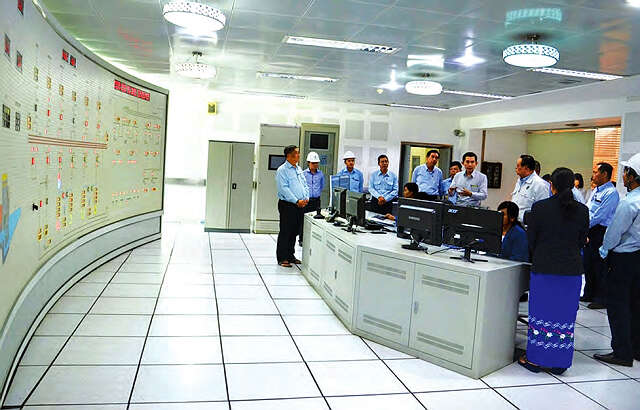 电力部长视察缅甸第一大水电厂透露出将会继续发展水电的讯息