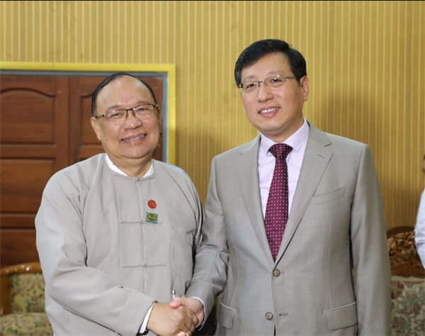 驻缅甸大使洪亮辞行拜会缅甸交通与通讯部长丹欣貌