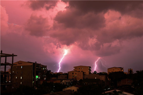 缅甸：闪电划破夜空场面堪比电影特效