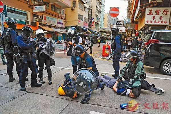 港警主动出击！装甲车重兵布防 百余暴徒束手就擒