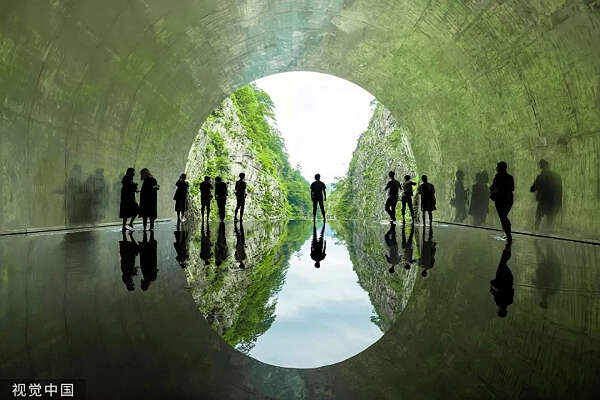惊艳！中国建筑师在日本设计了一条“光之隧道”