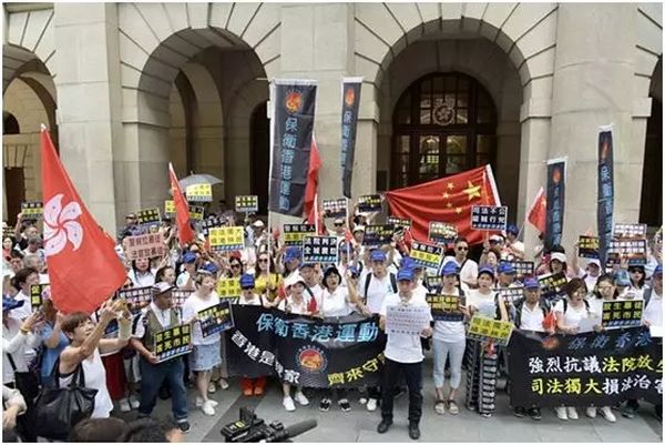 昨天，香港终审法院外响起怒吼声