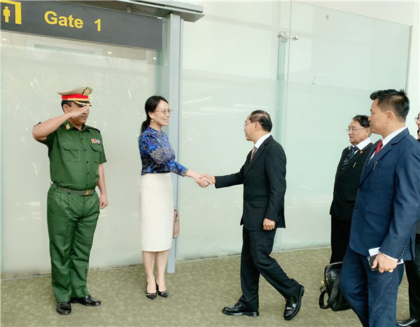 李小艳公参为缅甸第一副总统敏瑞赴华出席第16届中国—东盟博览会送行