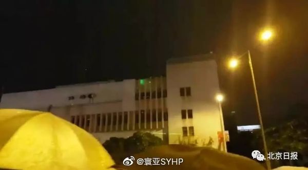 暴徒用镭射笔照射军营，驻港部队首次亮黄旗“警告”。