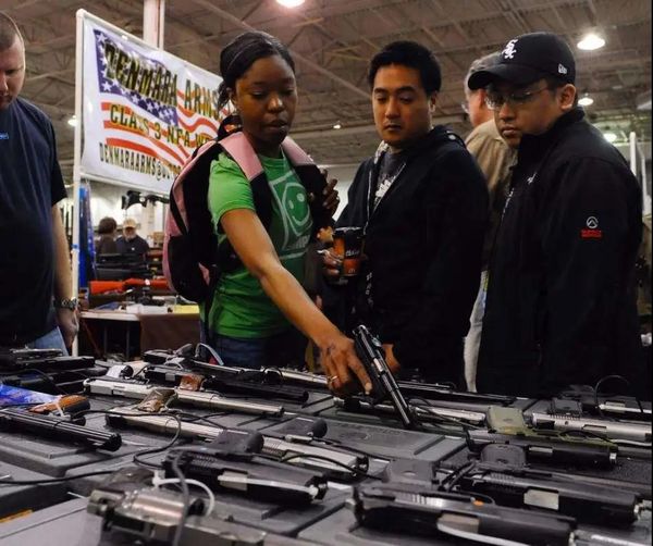 歧视攻击越来越多，美警察鼓励华人囤枪防暴乱......