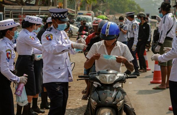 交警与慈善机构免费向东枝市民发送口罩