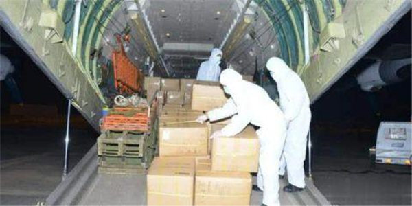 缅甸军队出动运输机运输医疗物资，军官纷纷献血