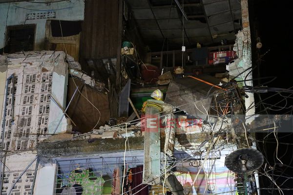 仰光市珊羌镇内一栋有30年历史的房屋墙面发生坍塌