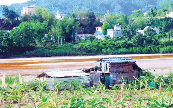 非法挖掘泥土致使缅中界河瑞丽江水严重污染
