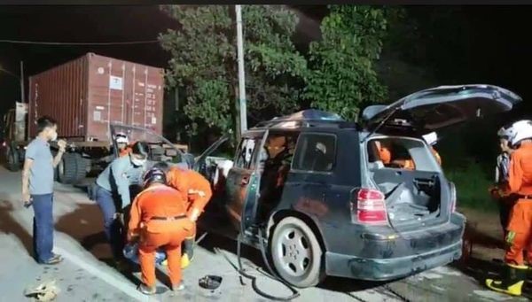 3号公路一收费站附近发生车祸6人死亡