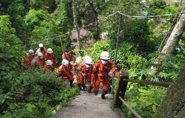 一名男子从绥格宾山跳崖，救援队正在进行搜救