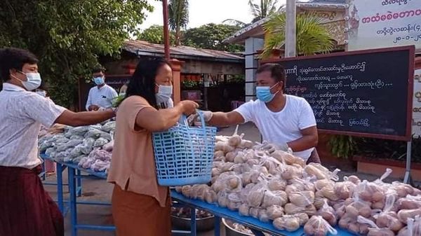 曼德勒羌埃达善镇向300户人家提供免费食品