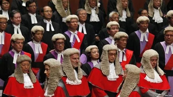 香港法官头上的假发，该摘下了！