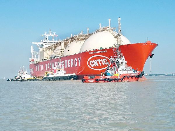 仰光迪拉瓦港口迎来了第一艘十万吨级巨轮