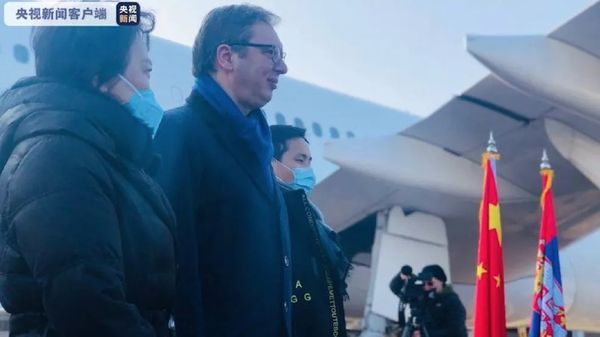 塞尔维亚总统亲赴机场接收中国新冠疫苗