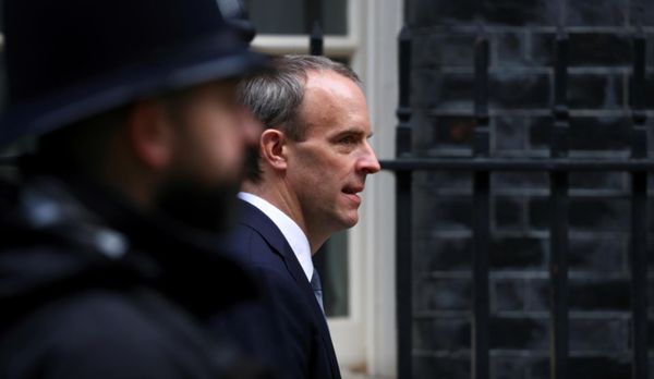 胡锡进：英国对华展现的完全是两张脸，到底哪个才是真的呢？