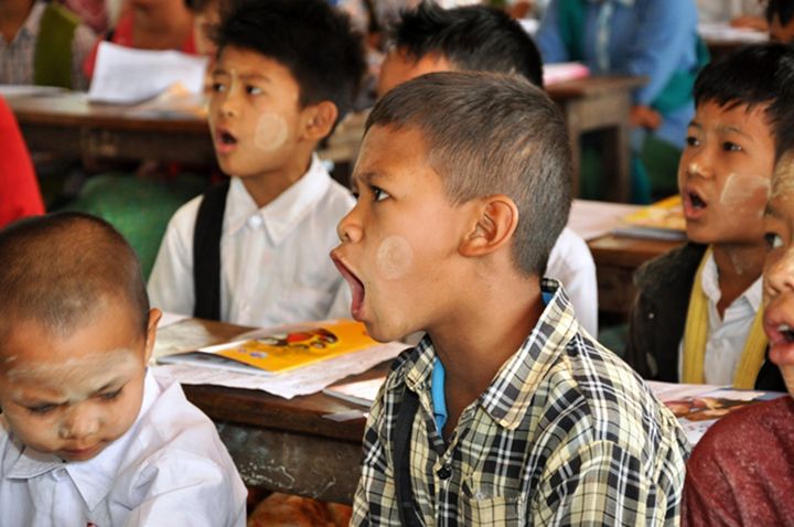 缅甸孤儿认真学习中文（一）摄影：侯宝强摄影