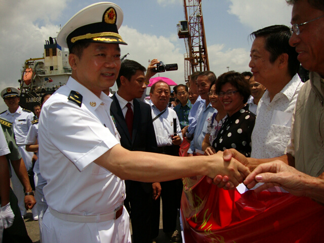 仰光华人热烈欢迎中国海军舰艇（钦河摄影）