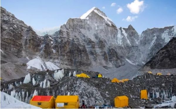 尼泊尔珠峰大本营17人确诊 有新冠症状者不断增加