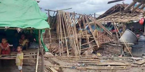 缅甸若开邦难民营上百间房屋被飓风摧毁