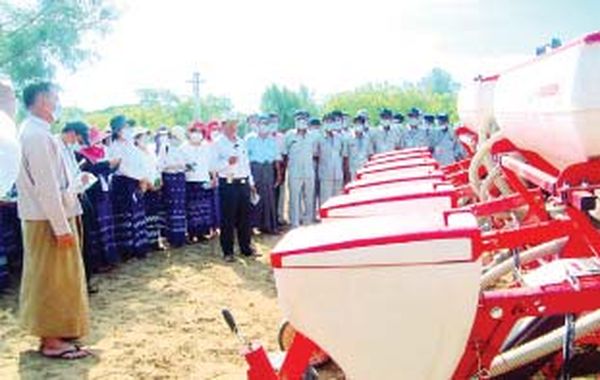 为棉农们展示种植新技术