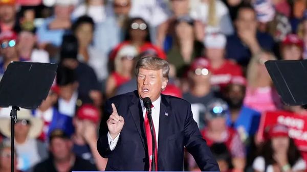 特朗普开启“复仇之旅”。