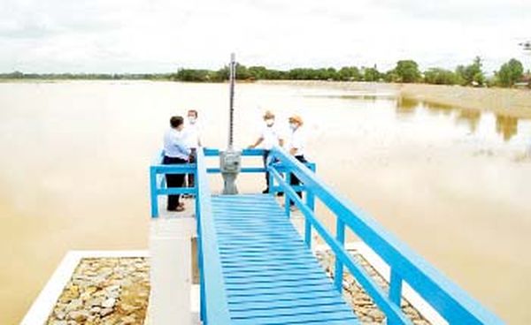 内比都地区一水坝区域进行生态环境改造工作