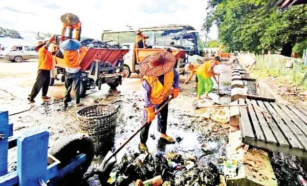 仰光市日班夜班清洁工人每天都在进行垃圾的清理工作