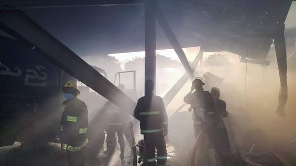 曼德勒市政发展委员会机动车局发生爆炸并引发大火