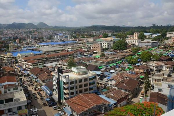 关闭了一个多月的腊戌市场允许销售4类商品的店铺重新开张