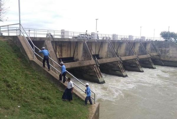 勃固省彪县额汶水坝泄洪情况