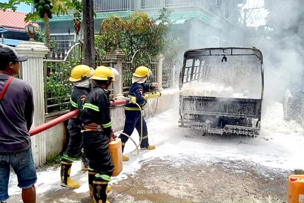 孟邦榜镇一辆运输氧气瓶的汽车与摩托相撞后着火