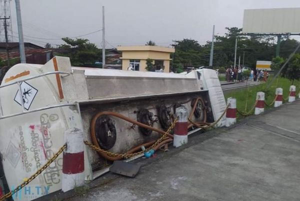 仰光省莱达雅镇发生油罐车倾覆事故