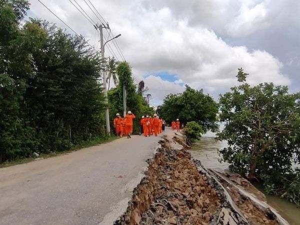 实皆省敏务市沿江路发生垮塌