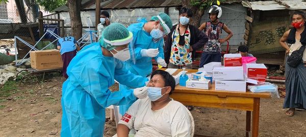 妙瓦底市对外出人员进行核酸检测